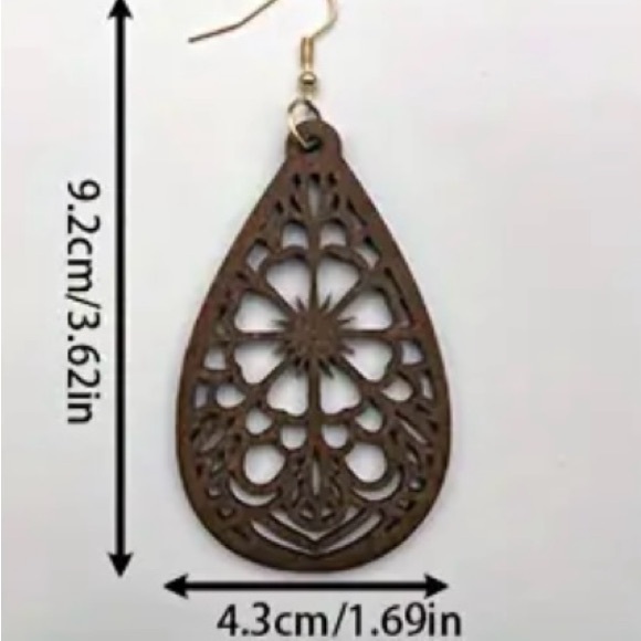 Beautiful carved wooden earrings - Picture 3 of 3